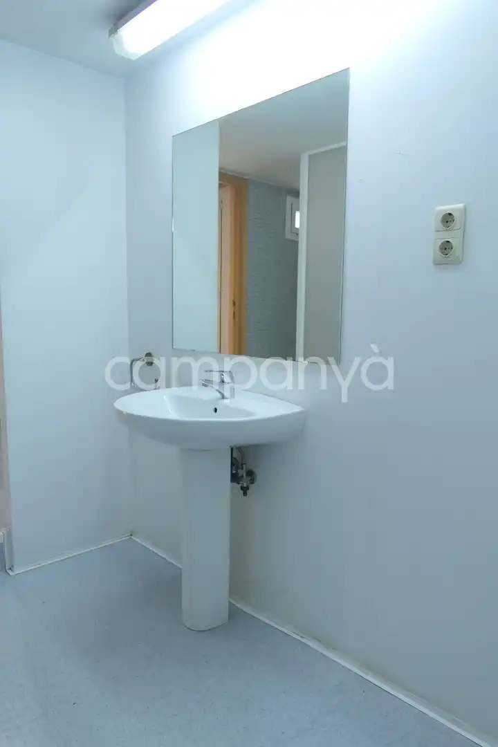 Badezimmer von Büro zur Miete in Sant Andreu