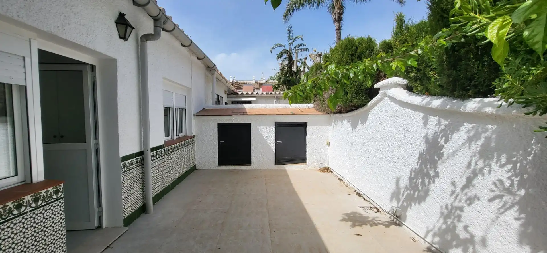 Vista exterior de Casa adosada en venta en Marbella con Piscina comunitaria