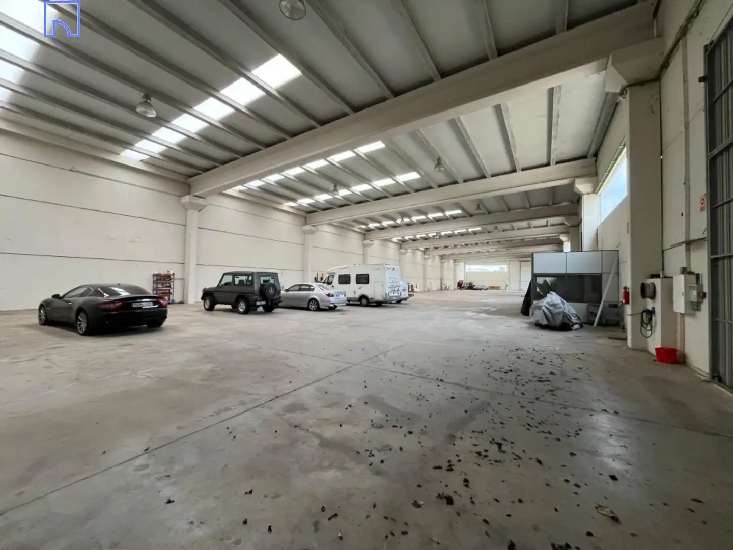 Parkplatz von Fabrikhallen zur Miete in Fontellas