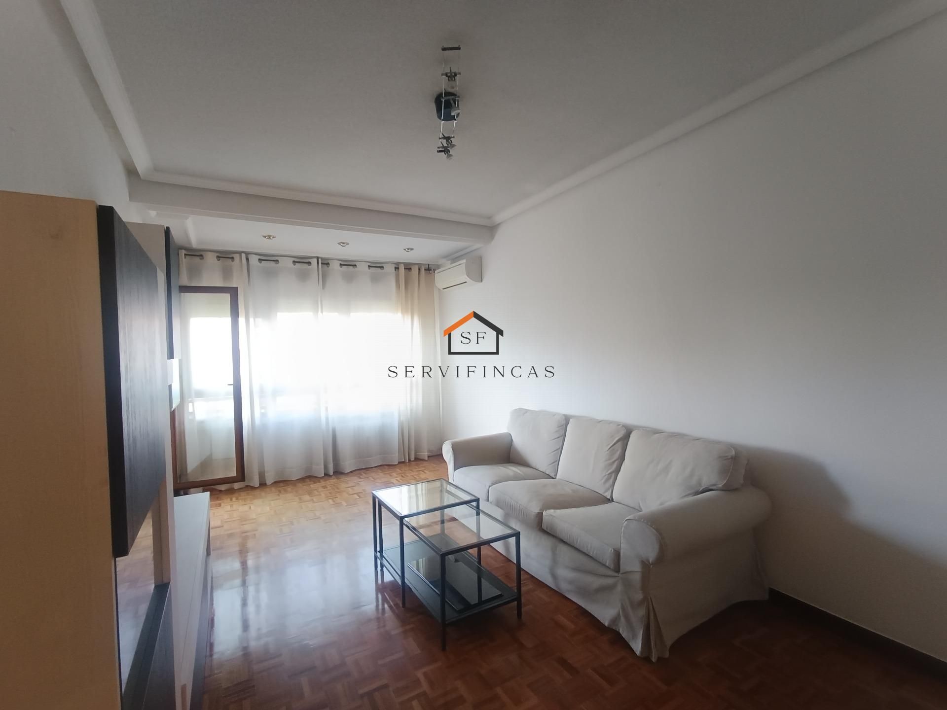 Living room of Flat to rent in  Madrid Capital  with Air Conditioner, Heating and Parquet flooring