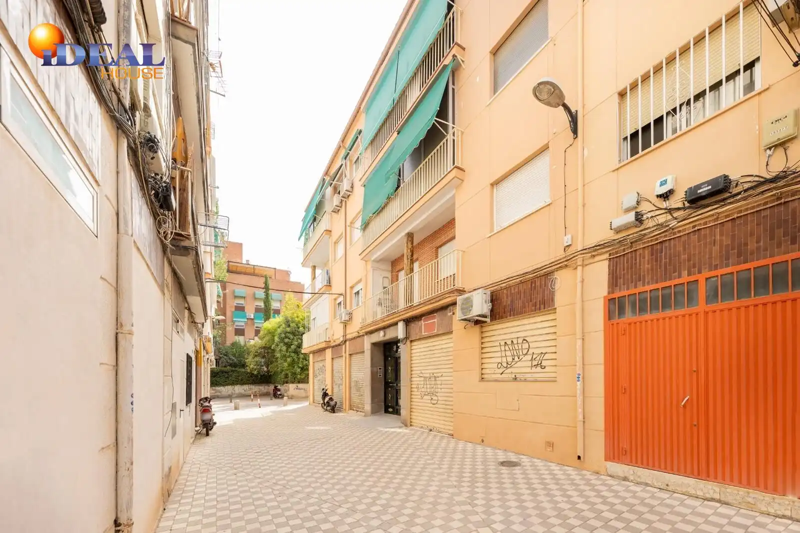 Vista exterior de Pis en venda en Granada amb Moblat i Balcó