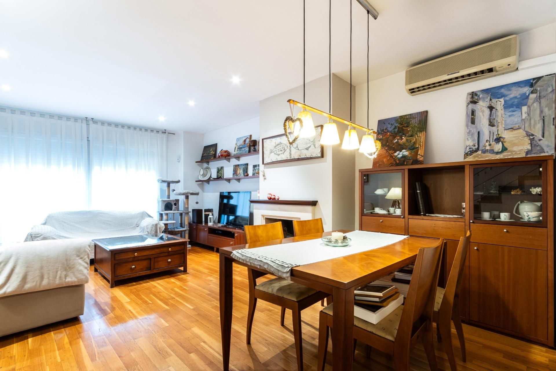 Living room of House or chalet for sale in Sabadell  with Air Conditioner, Heating and Terrace