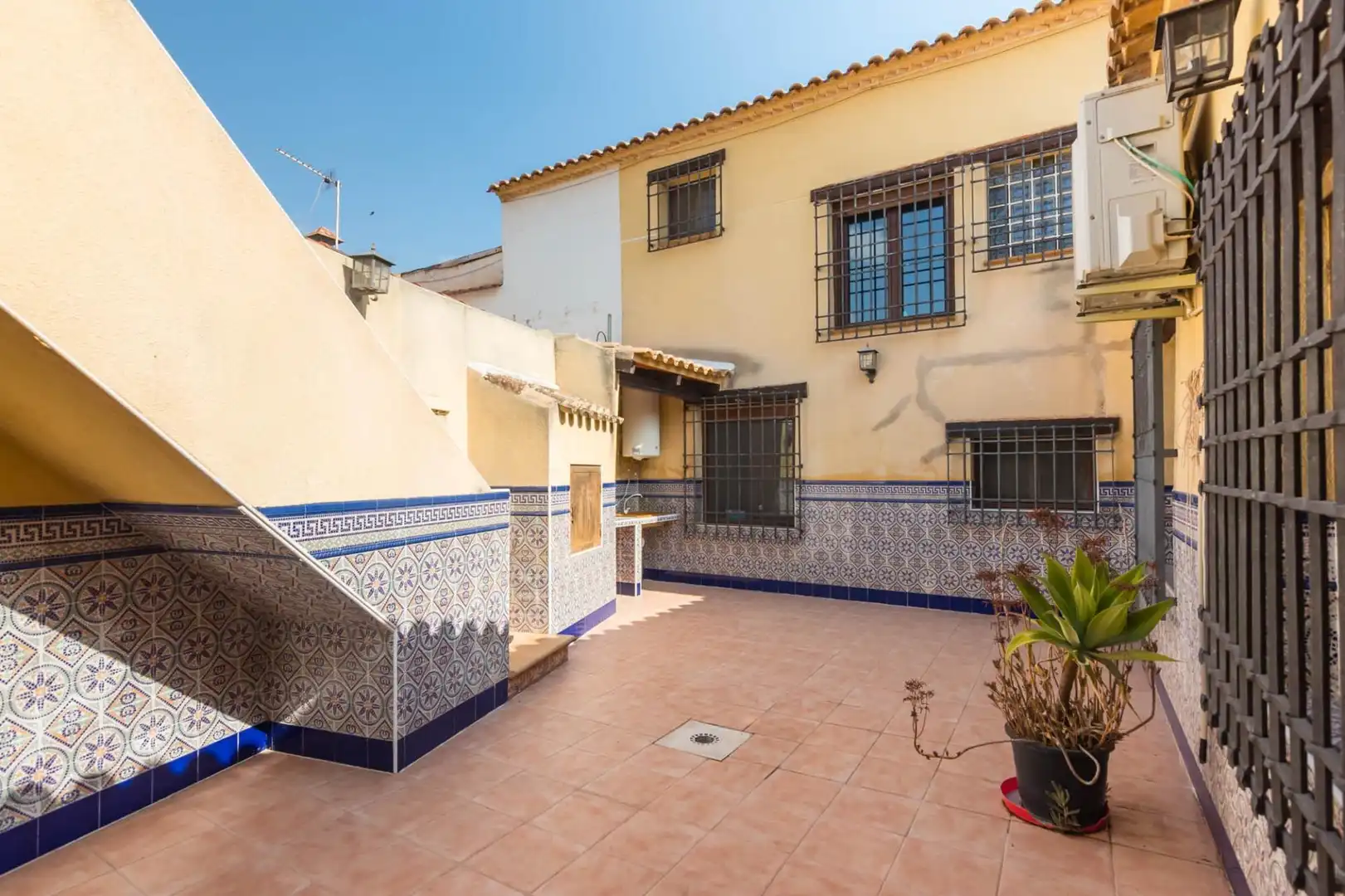 Vista exterior de Casa o xalet en venda en Murcia amb Aire condicionat i Balcó