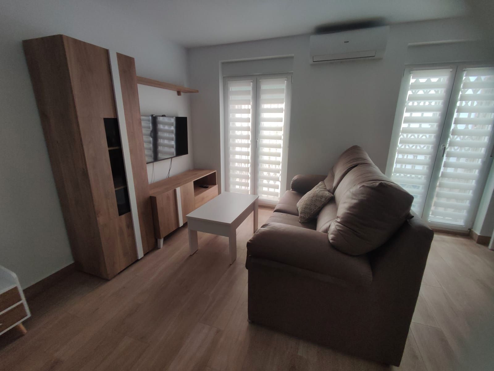 Sala d'estar de Apartament de lloguer en Plasencia amb Aire condicionat, Traster i Moblat