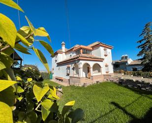 Vista exterior de Casa o xalet en venda en Montequinto amb Jardí privat, Terrassa i Traster