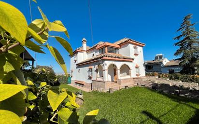 Vista exterior de Casa o xalet en venda en Montequinto amb Jardí privat, Terrassa i Traster