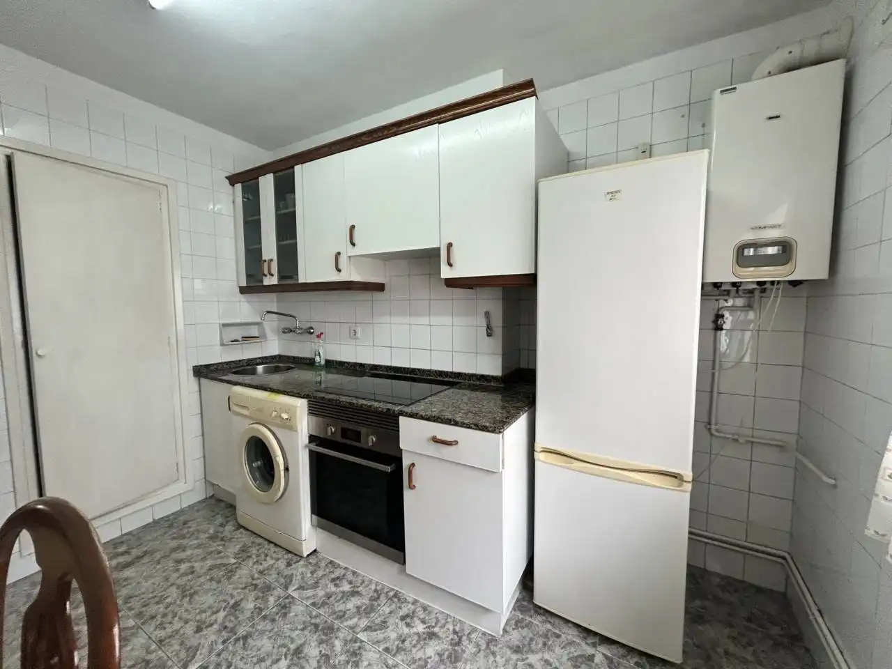 Cuina de Pis en venda en Oviedo  amb Calefacció i Moblat