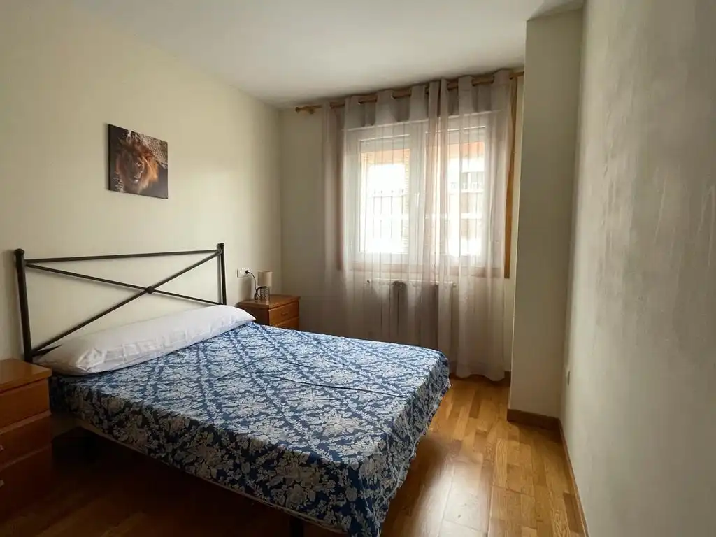 Habitación de Apartamento en venta en Ponferrada con Calefacción, Parquet y Trastero