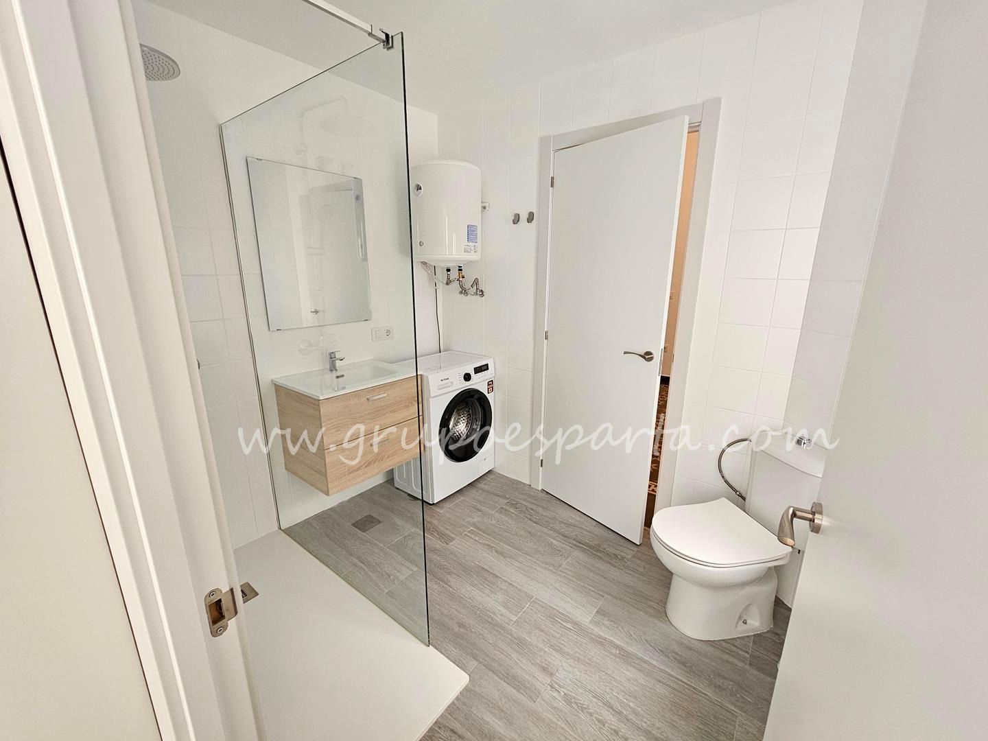 Bathroom of Flat to rent in  Sevilla Capital