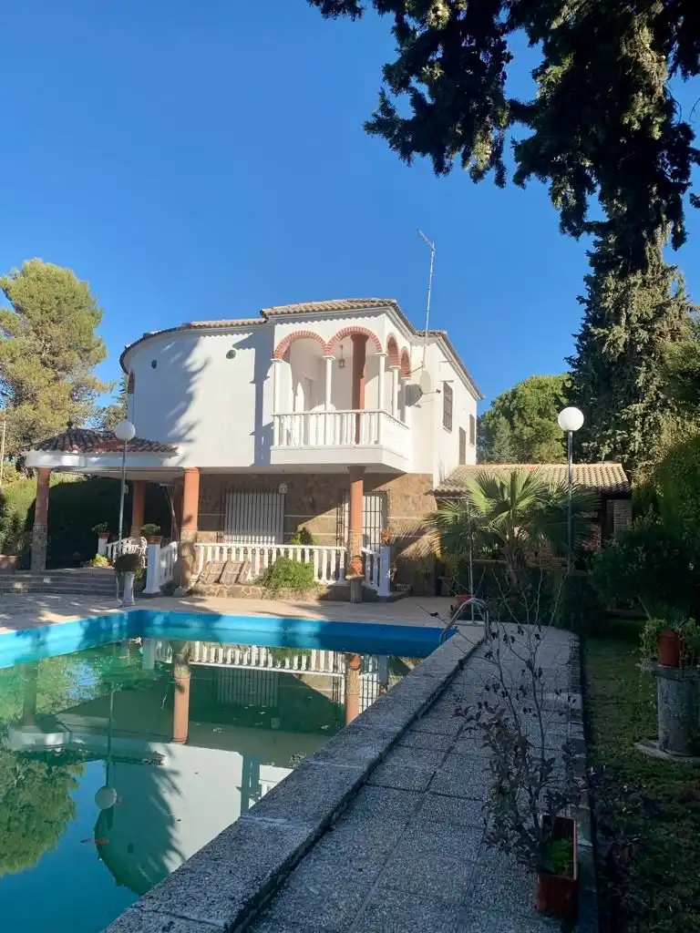 Vista exterior de Casa o chalet en venta en Úbeda con Jardín privado, Piscina y Balcón