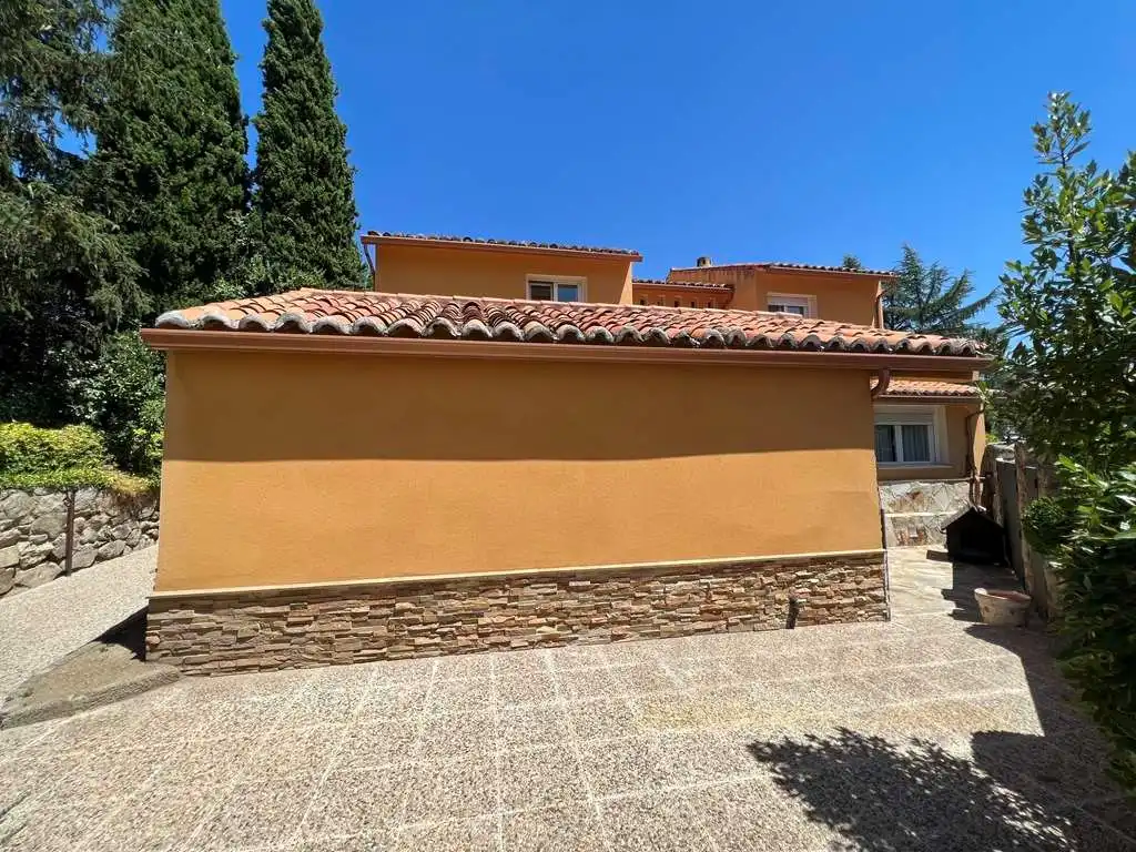 Vista exterior de Casa o xalet en venda en Galapagar amb Aire condicionat, Jardí privat i Piscina