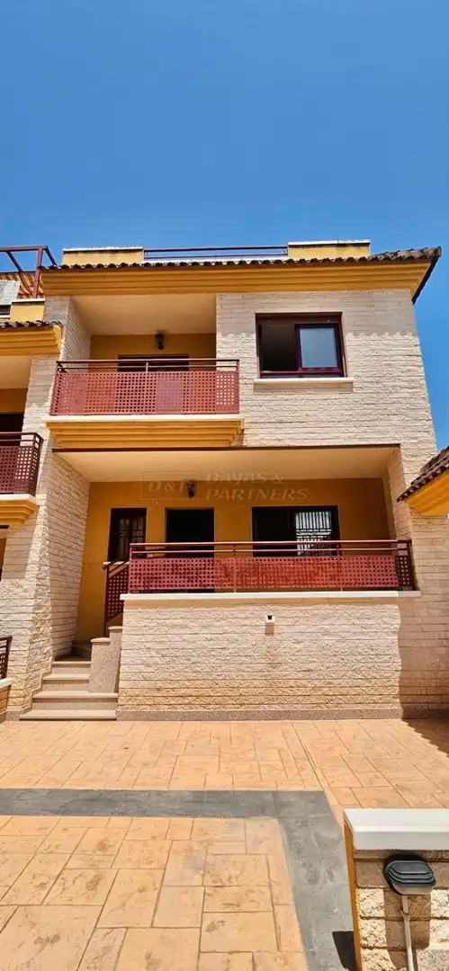 Vista exterior de Casa adosada en venda en Orihuela amb Terrassa