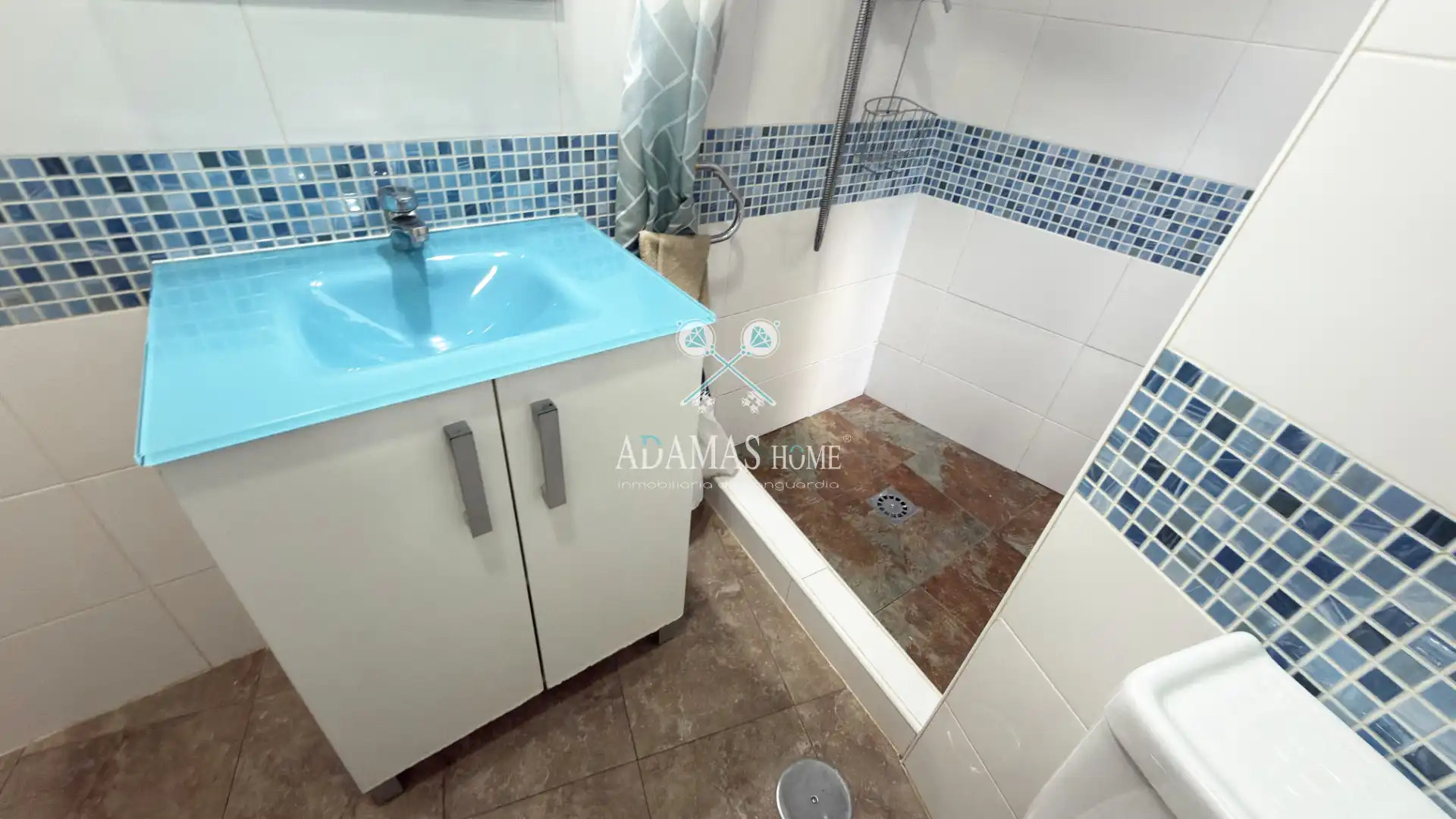 Bathroom of Apartments for sale in Sevilla  with Air Conditioner, Heating and Furnished