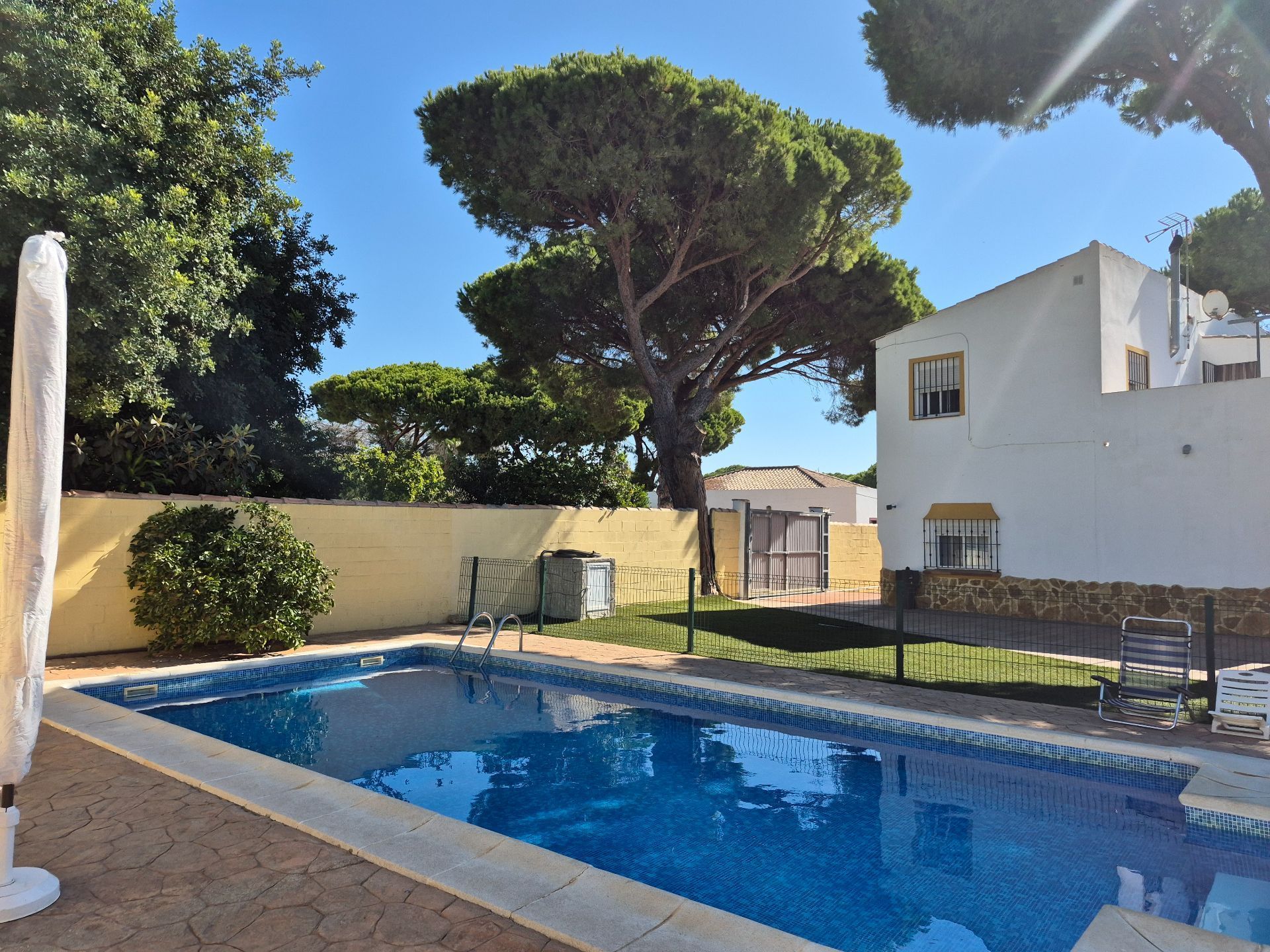Piscina de Casa o xalet en venda en Chiclana de la Frontera amb Aire condicionat, Calefacció i Jardí privat