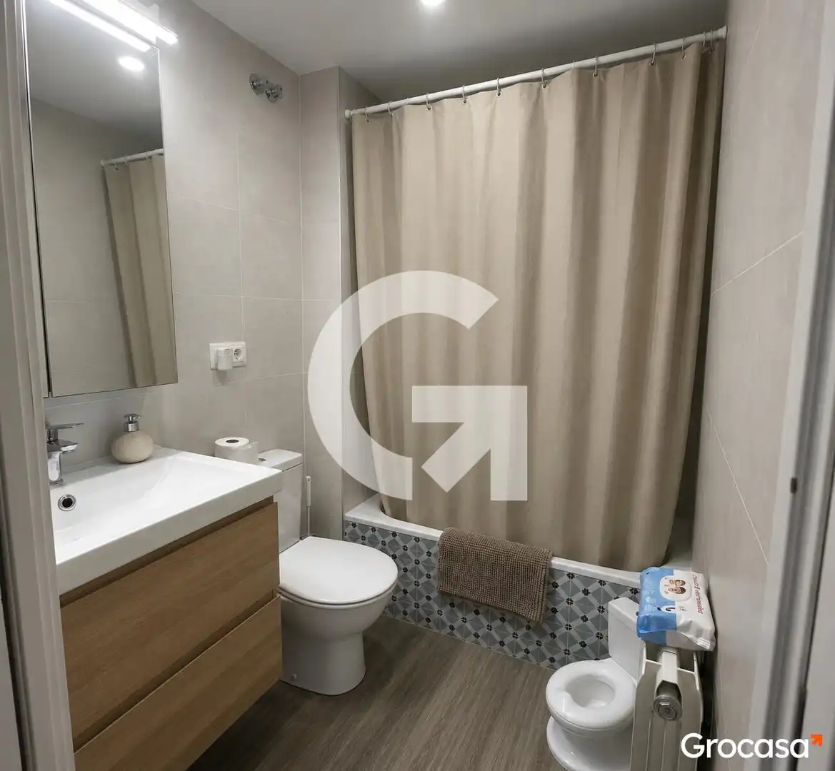 Bathroom of Flat for sale in L'Hospitalet de Llobregat  with Air Conditioner