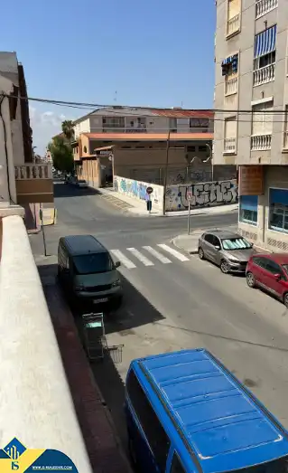 Vista exterior de Casa o xalet en venda en Torrevieja amb Terrassa, Traster i Moblat