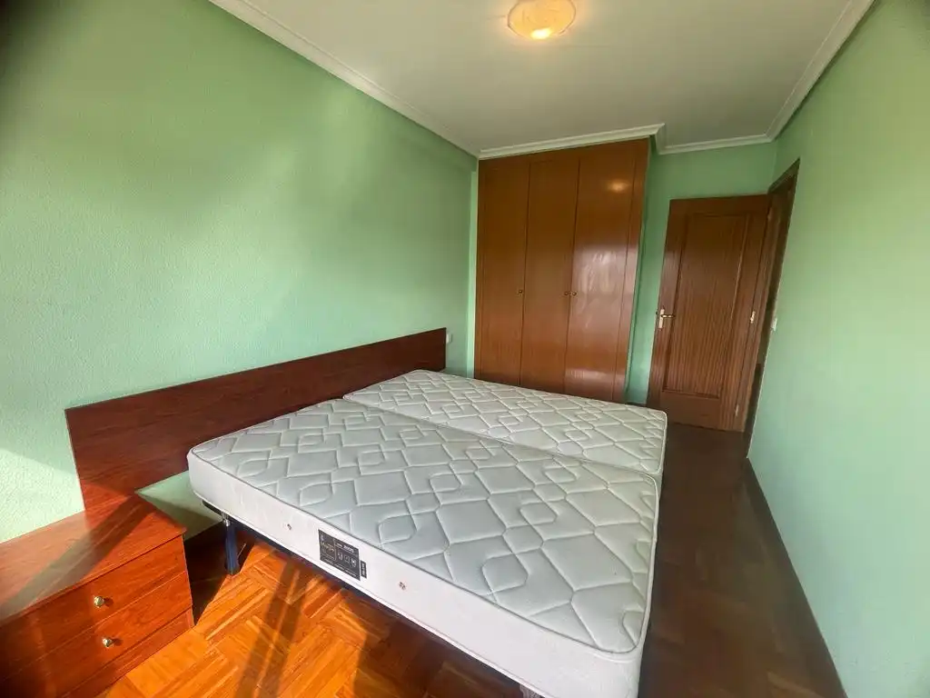Dormitori de Apartament de lloguer en Burgos amb Calefacció i Moblat