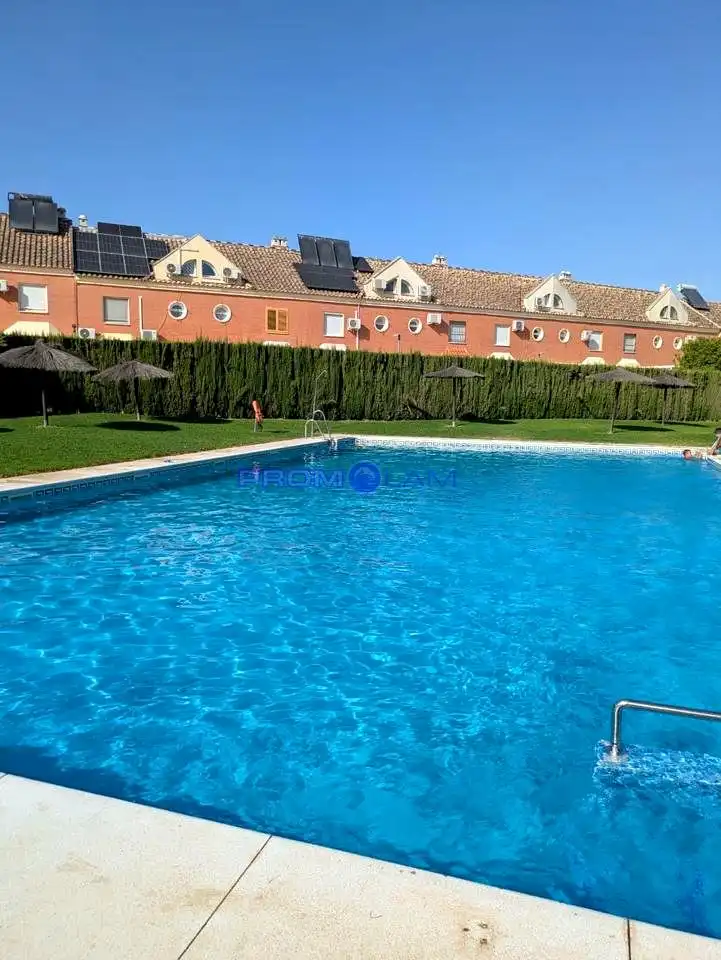Piscina de Casa o xalet en venda en Coria del Río amb Aire condicionat, Terrassa i Piscina