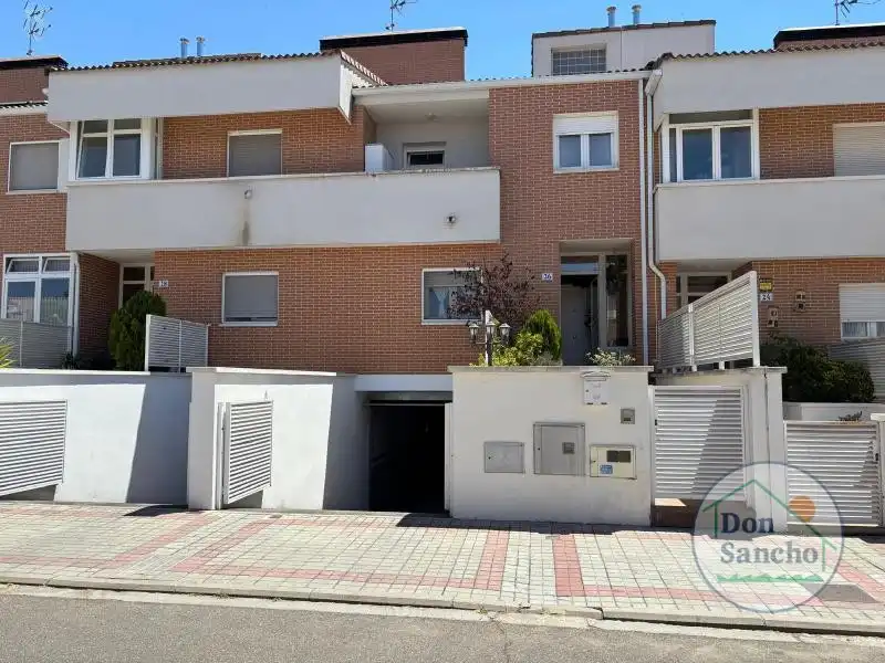 Vista exterior de Casa adosada en venta en Cabezón de Pisuerga con Calefacción, Jardín privado y Terraza