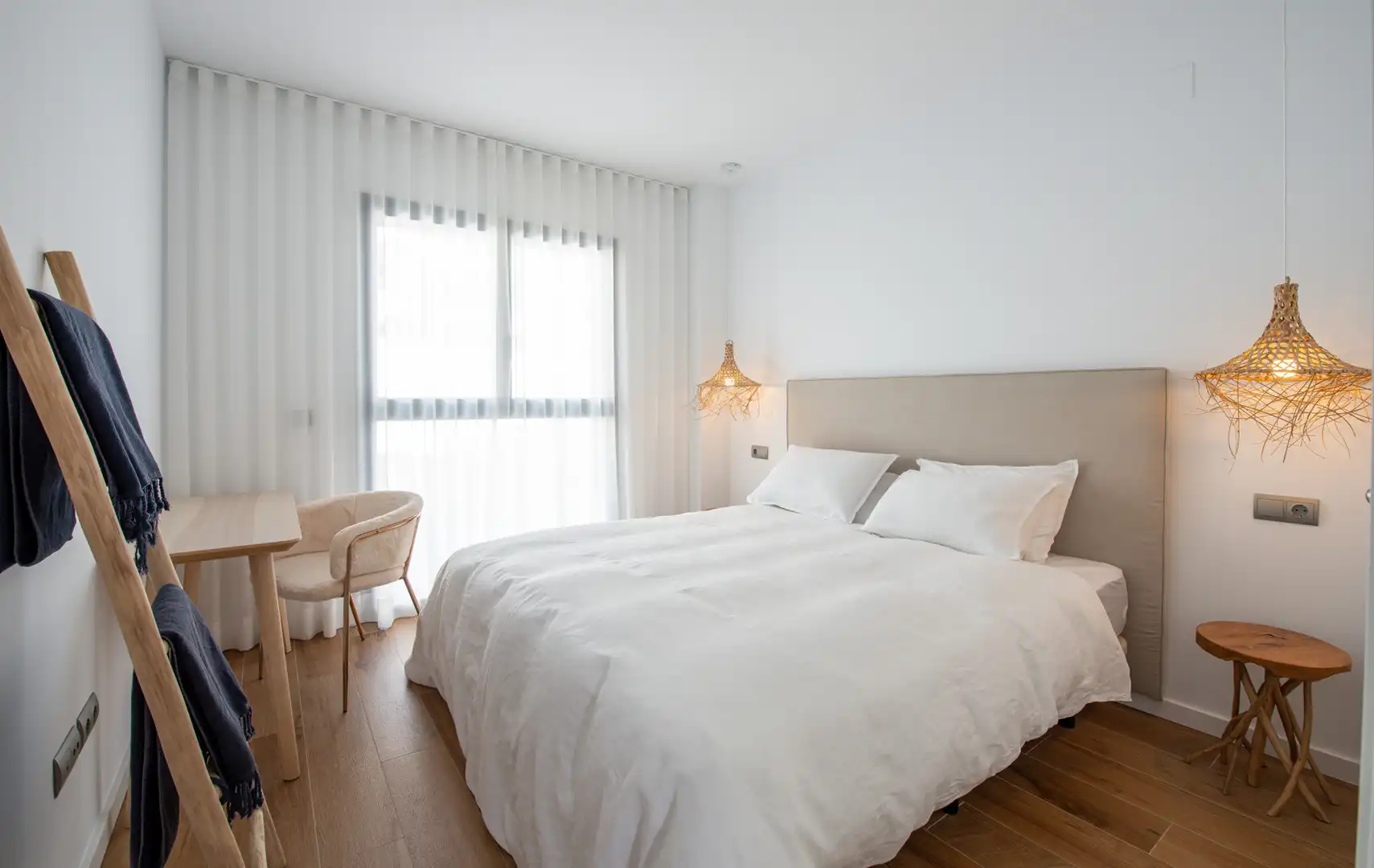 Schlafzimmer von Wohnungen zum Verkauf in La Alcaidesa mit Klimaanlage, Terrasse und Abstellraum