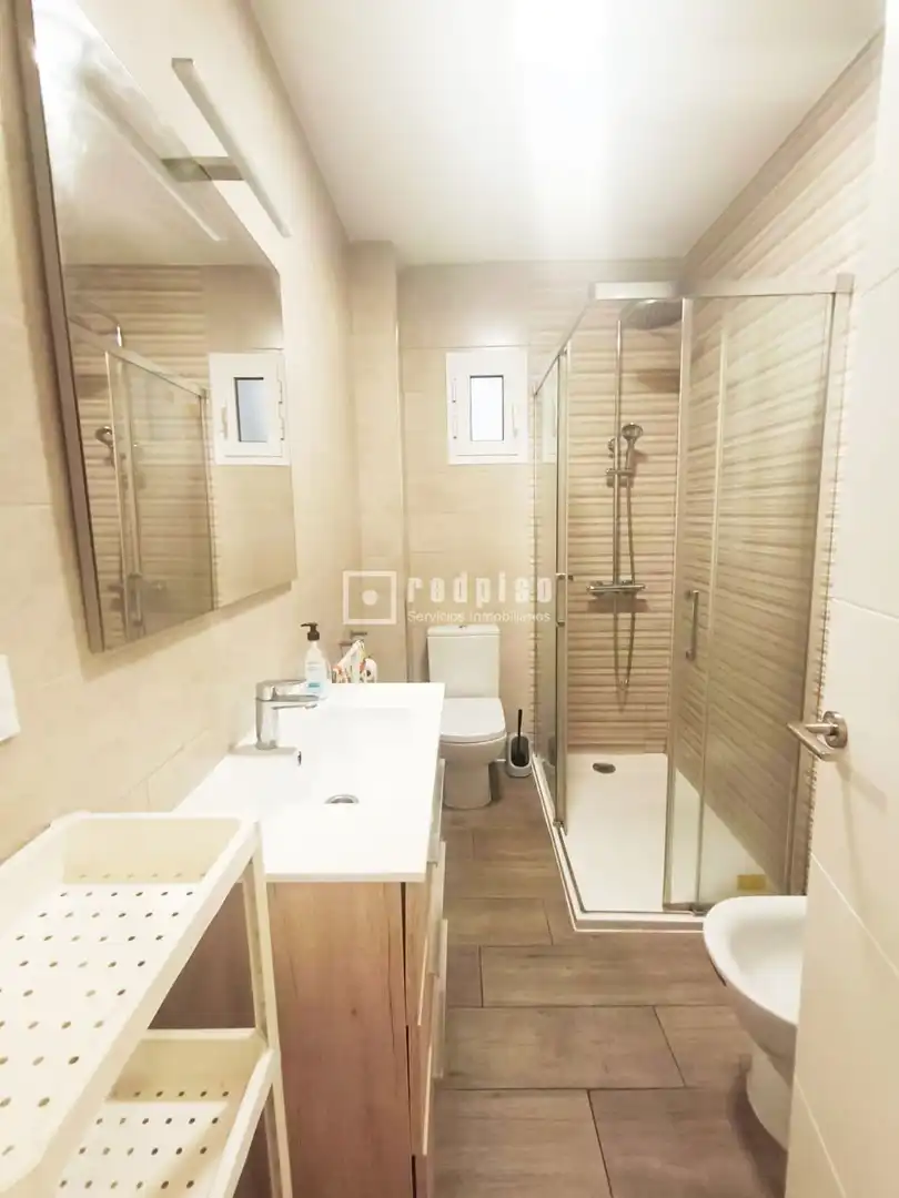 Badezimmer von Wohnung zur Miete in Málaga mit Klimaanlage und Parkett