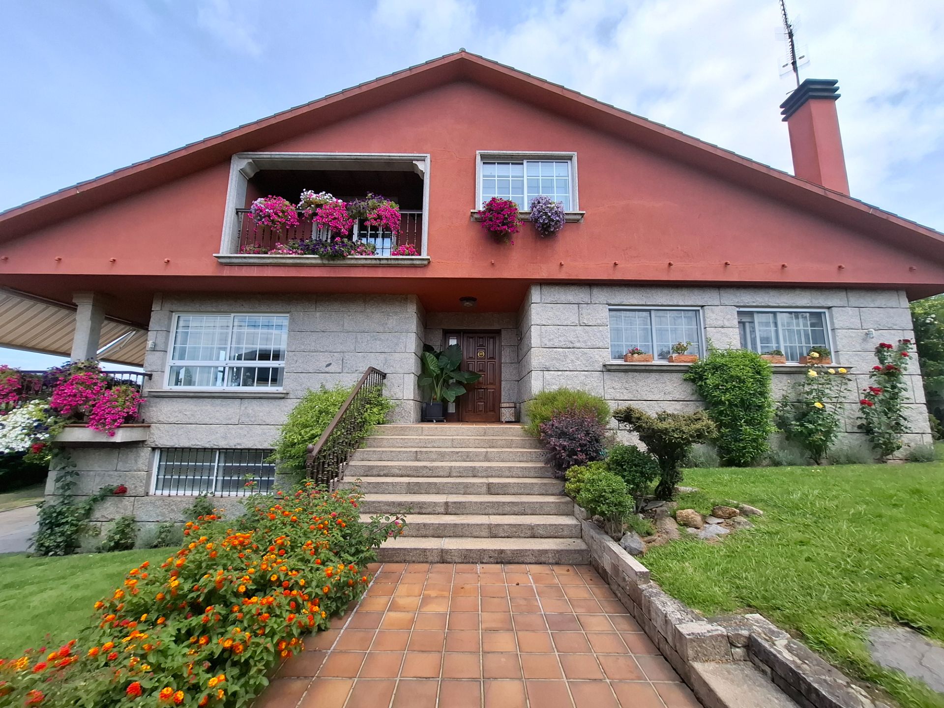 Vista exterior de Casa o xalet en venda en O Porriño   amb Calefacció, Jardí privat i Terrassa