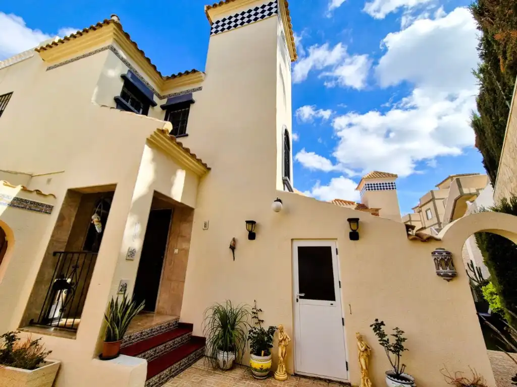 Vista exterior de Casa o xalet en venda en Villamartín amb Jardí privat