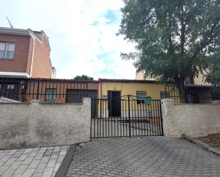 Vista exterior de Casa o xalet en venda en Medina del Campo amb Calefacció, Jardí privat i Terrassa