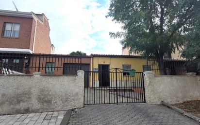 Vista exterior de Casa o xalet en venda en Medina del Campo amb Calefacció, Jardí privat i Terrassa