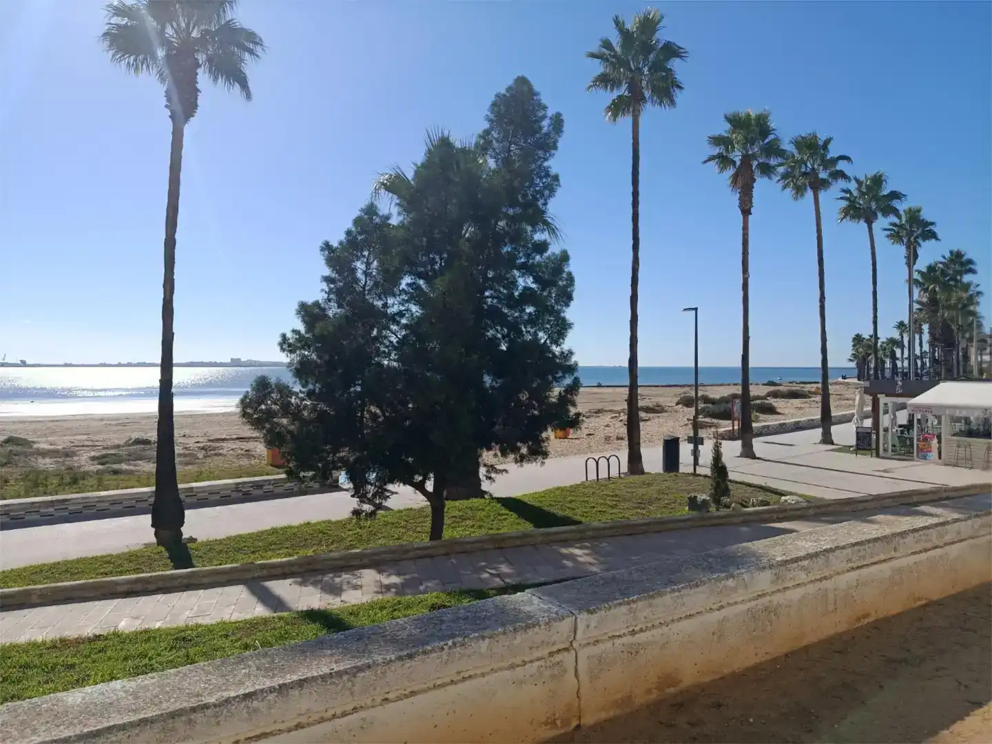 Vista exterior de Casa adosada en venda en Puerto Real amb Aire condicionat i Balcó
