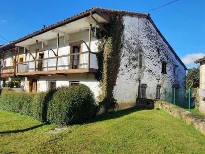 Vista exterior de Finca rústica en venda en Villacarriedo amb Jardí privat, Terrassa i Balcó