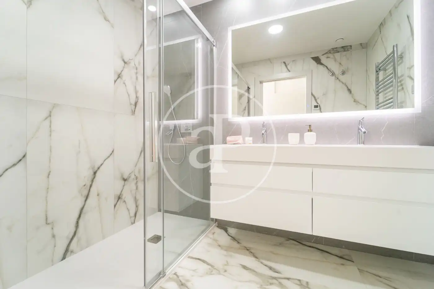 Baño de Piso en venta en Benidorm con Aire acondicionado, Calefacción y Jardín privado