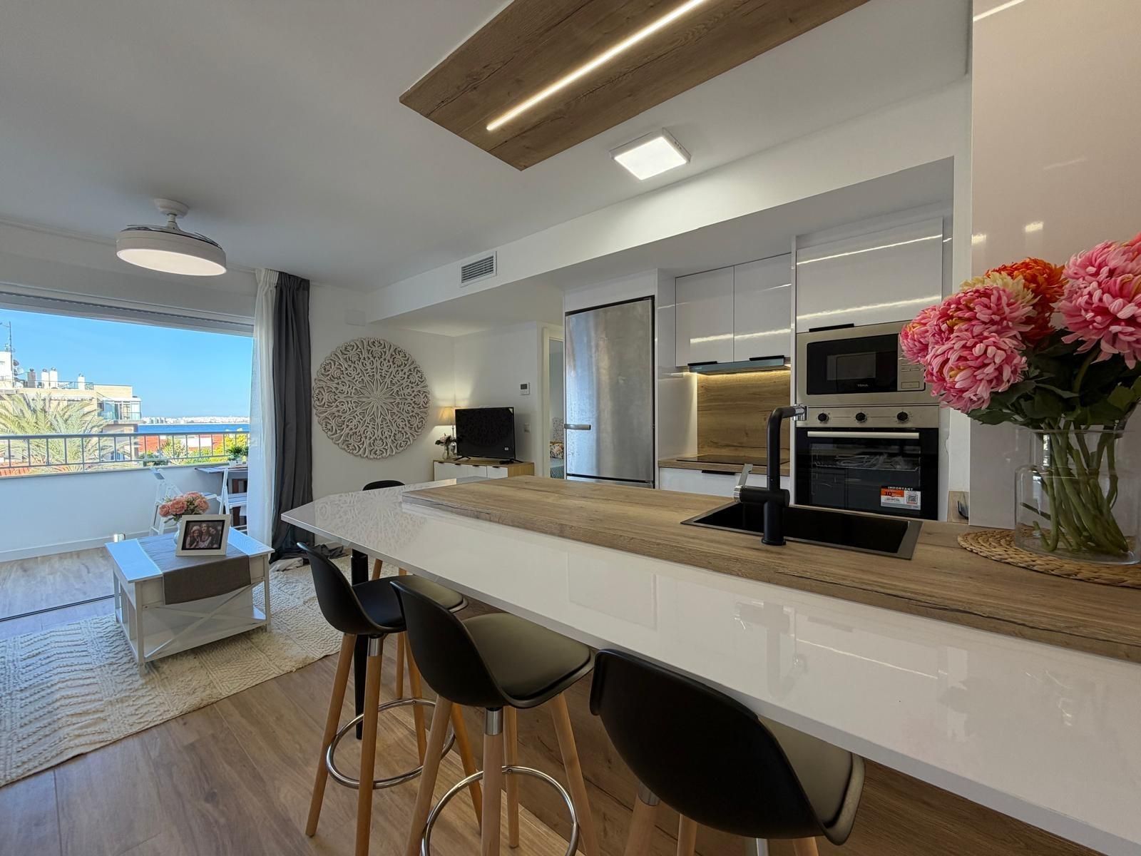 Cuina de Apartament en venda en Torrevieja amb Aire condicionat, Jardí privat i Terrassa