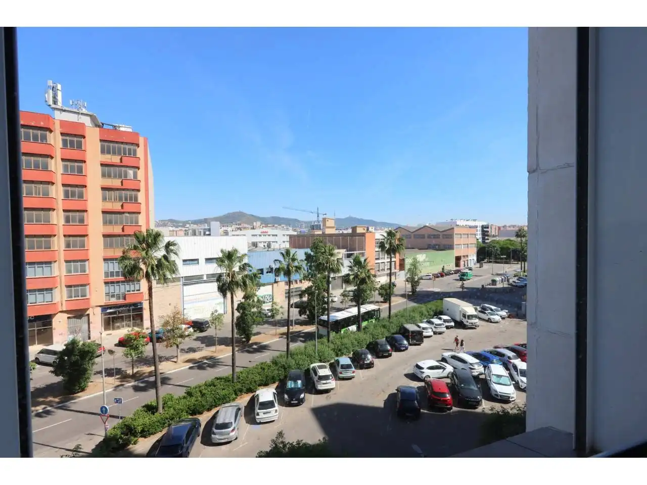 Vista exterior de Pis en venda en L'Hospitalet de Llobregat amb Calefacció i Balcó