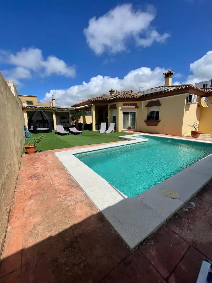Garden of Houses for sale in Algeciras  with Air Conditioner, Private garden and Swimming Pool