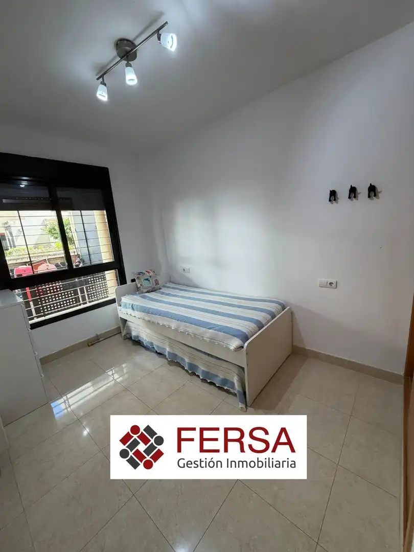Dormitori de Apartament de lloguer en El Puerto de Santa María amb Calefacció, Jardí privat i Terrassa