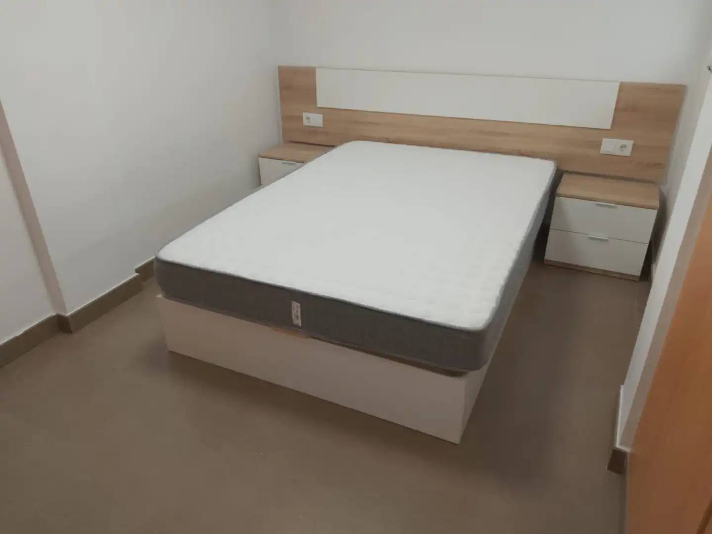 Schlafzimmer von Dachboden zur Miete in Paterna mit Terrasse, Ofen und Balkon