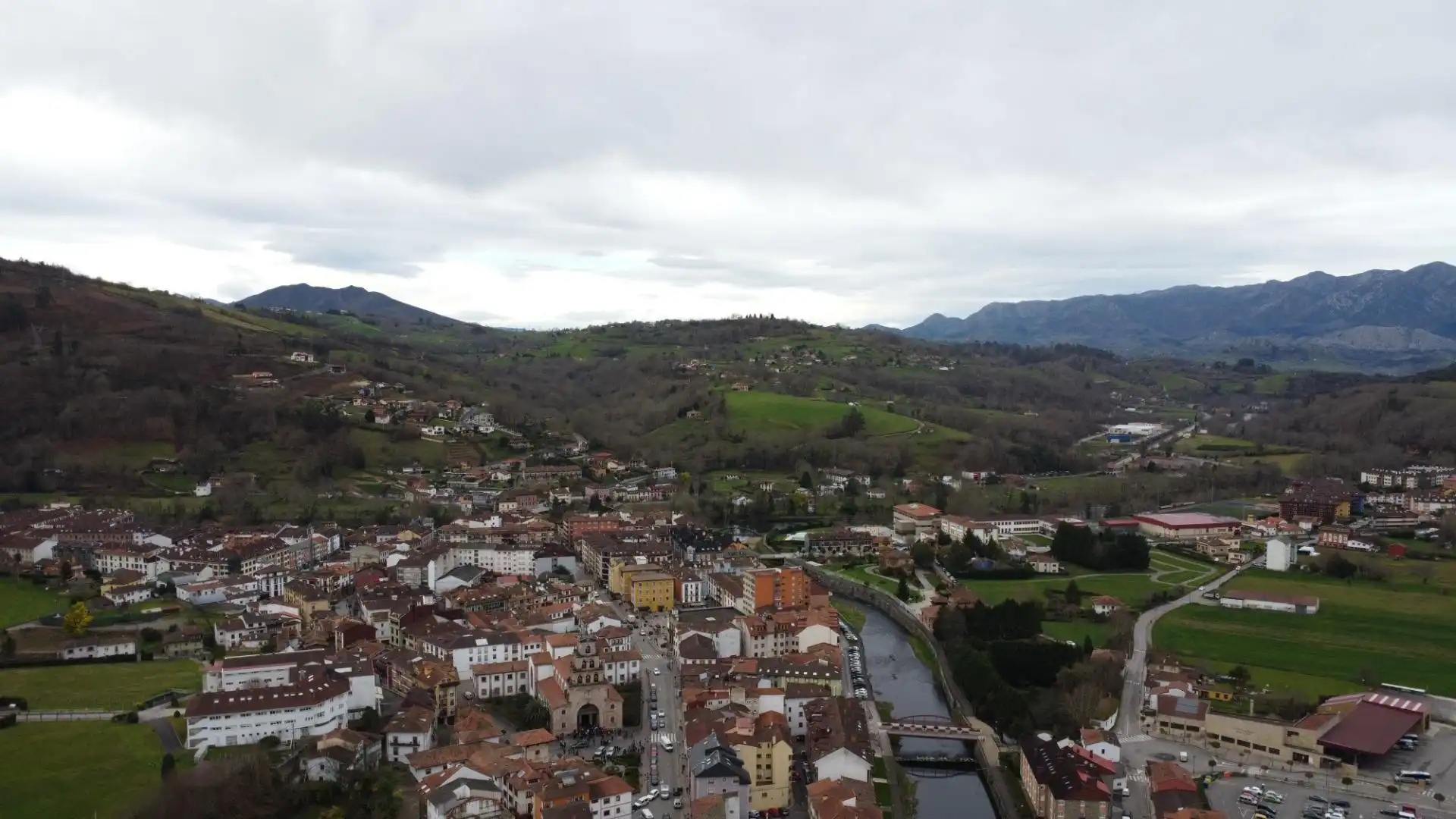 Außenansicht von Einfamilien-Reihenhaus zum Verkauf in Cangas de Onís mit Heizung und Abstellraum