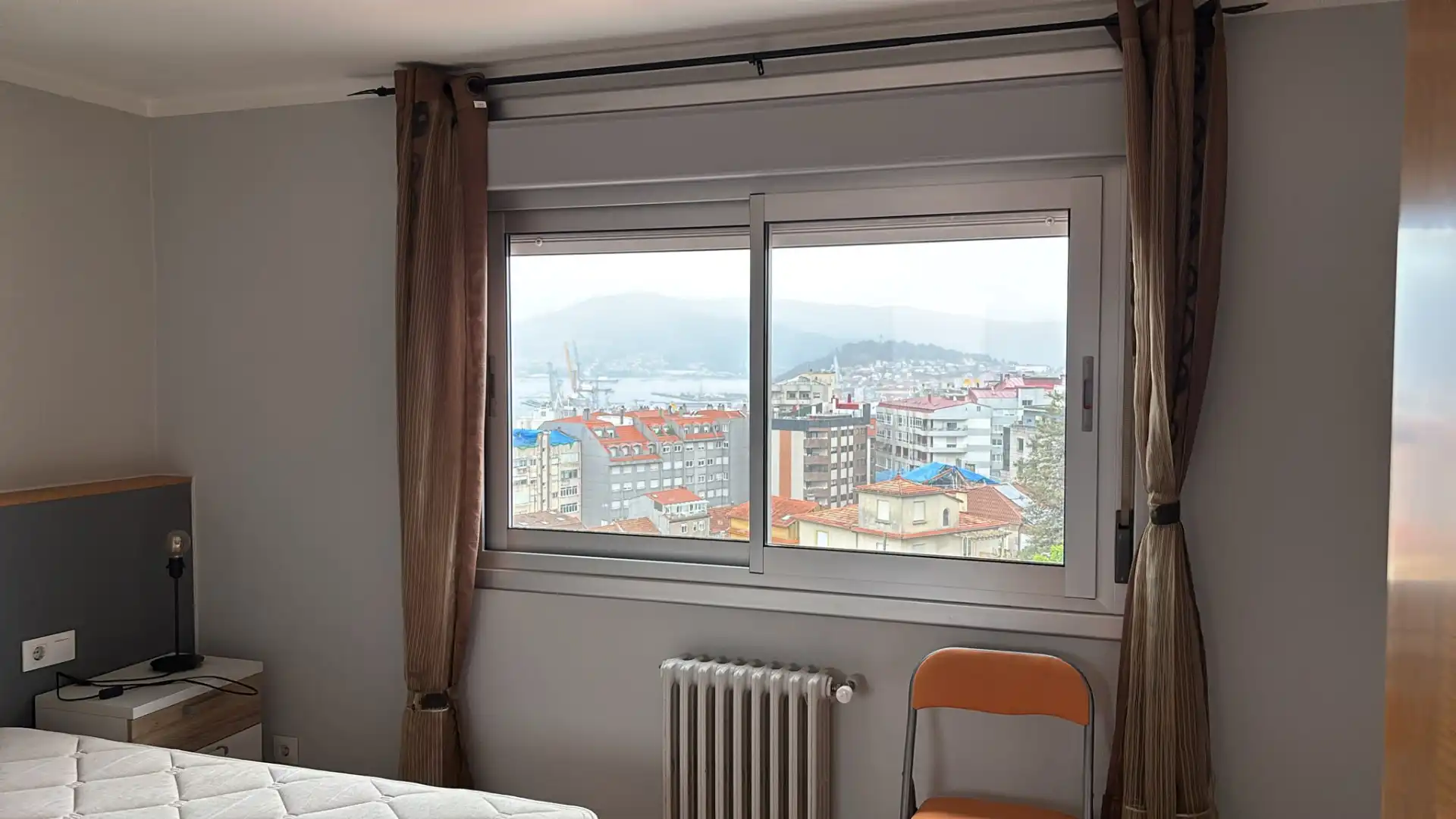 Dormitori de Apartament de lloguer en Vigo  amb Calefacció, Parquet i Moblat