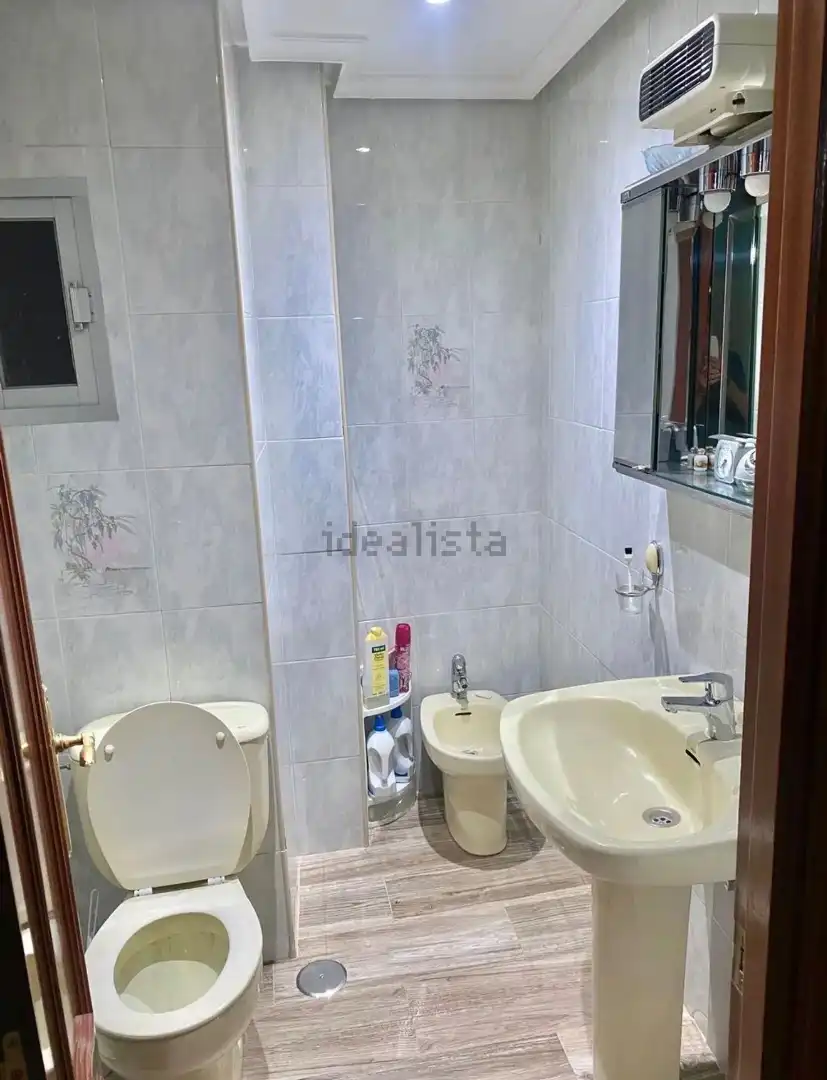 Bany de Pis en venda en Jaén amb Aire condicionat