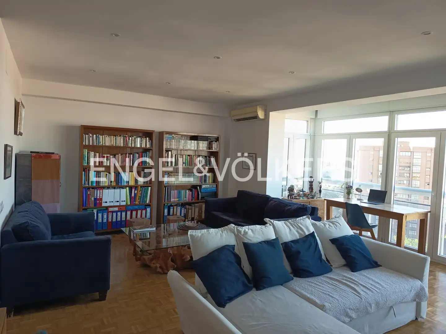 Living room of Flat for rent in Madrid  with Air Conditioner, Heating and Parquet flooring