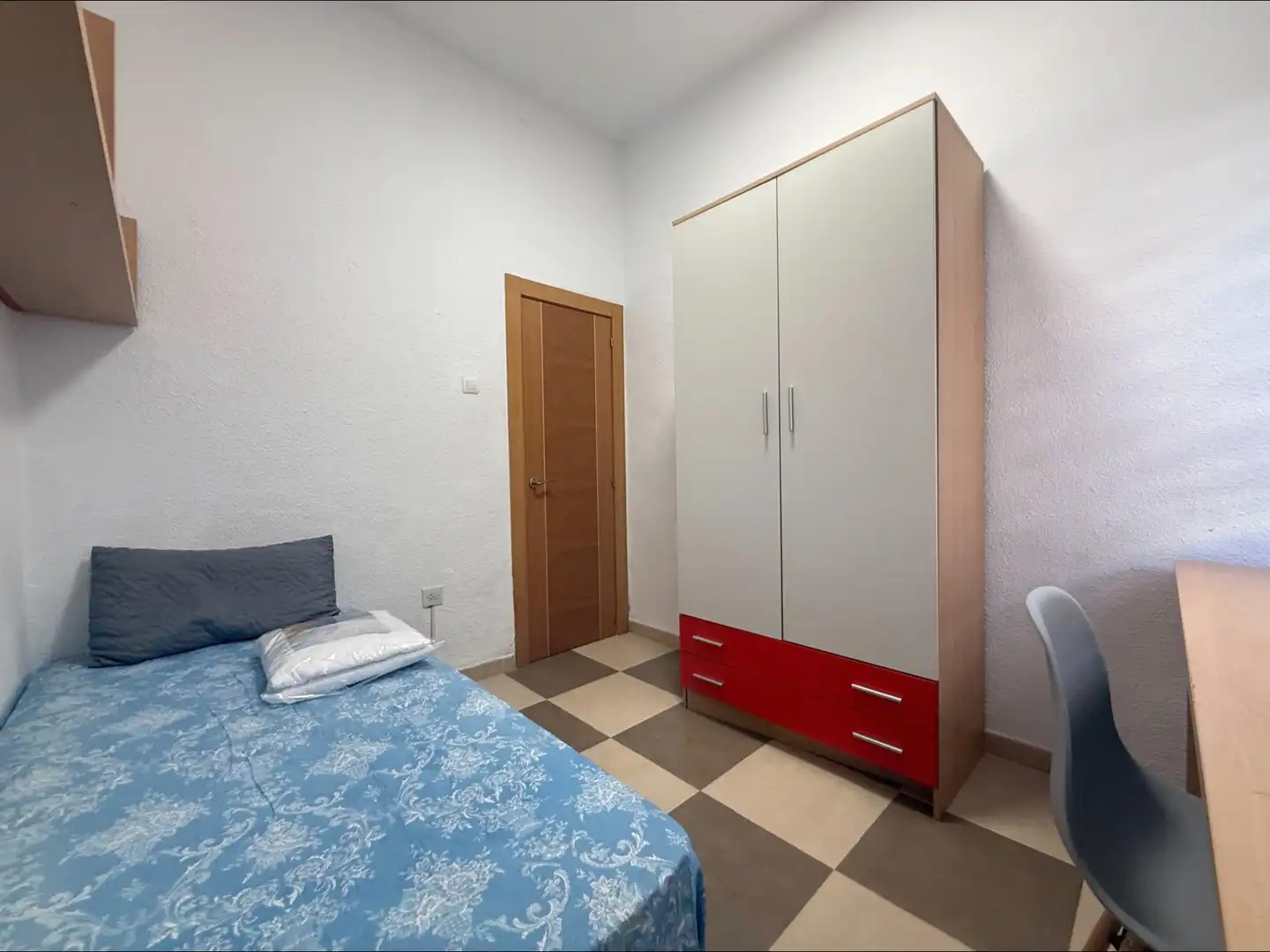 Habitación de Piso de alquiler en Granada con Aire acondicionado, Calefacción y Amueblado
