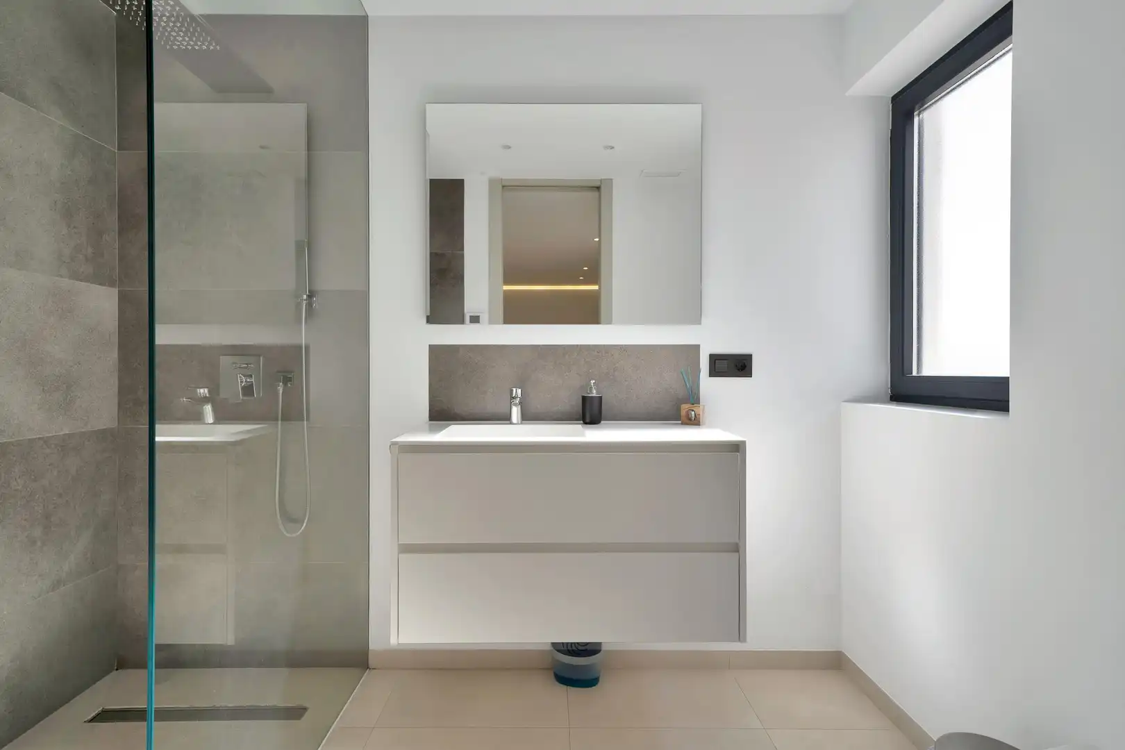 Badezimmer von Maisonette zum Verkauf in Marbella mit Klimaanlage und Heizung
