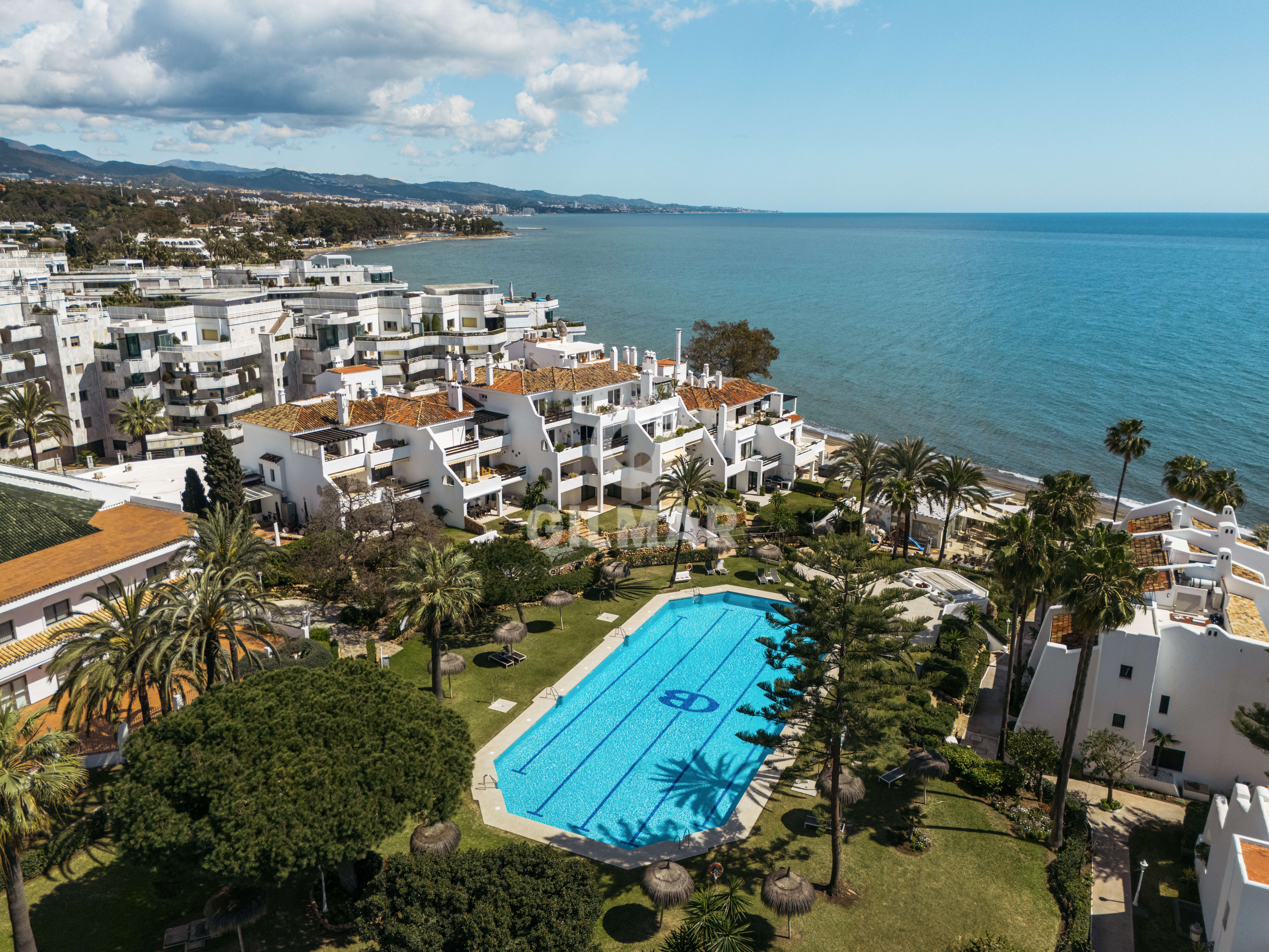 Vista exterior de Planta baixa en venda en Marbella amb Calefacció, Jardí privat i Piscina