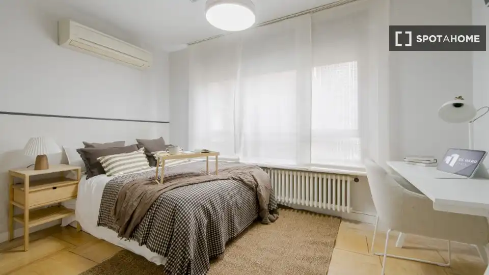 Bedroom of Flat for rent in Madrid  with Air Conditioner, Heating and Furnished