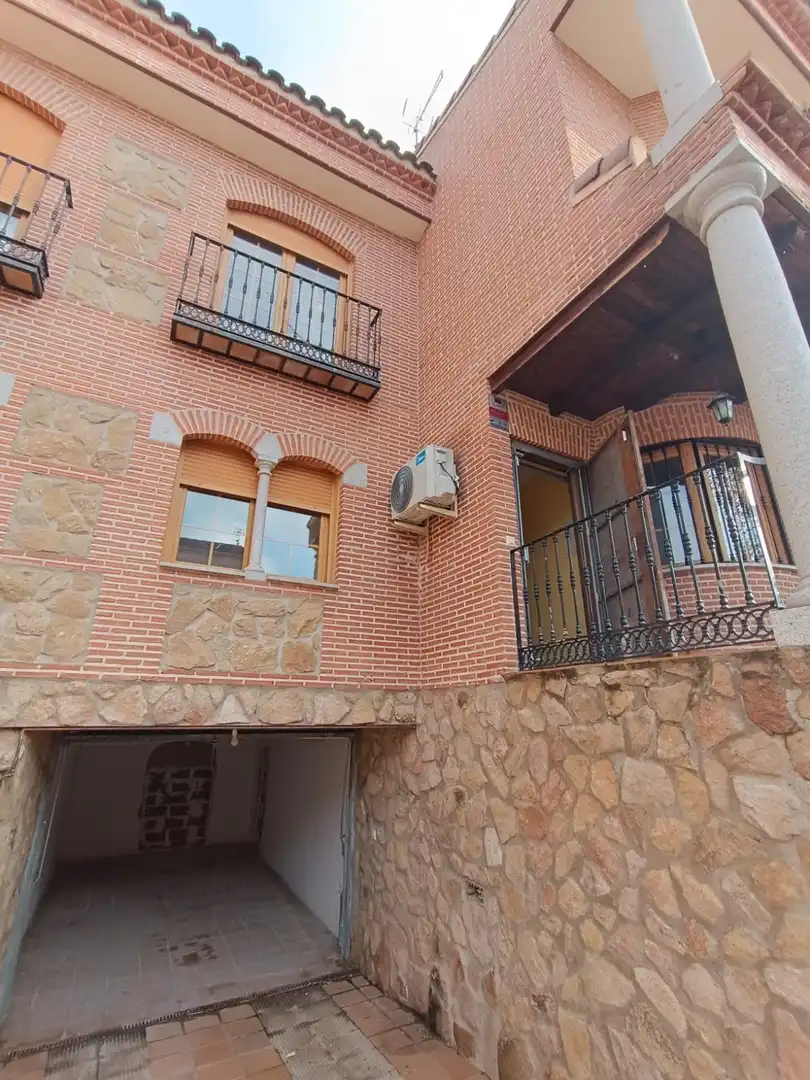 Vista exterior de Casa adosada en venda en Toledo amb Traster