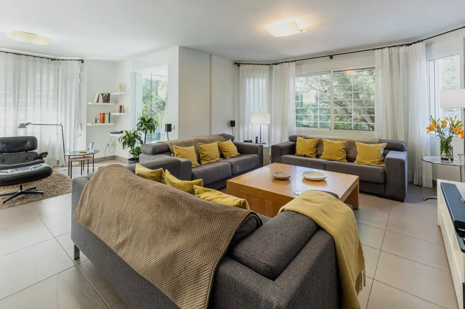 Sala d'estar de Casa o xalet en venda en L'Eliana amb Aire condicionat, Jardí privat i Traster