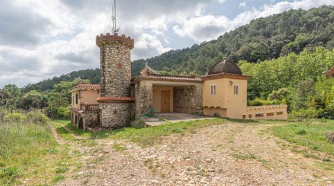 Masia de cominezos del siglo XX en una solana