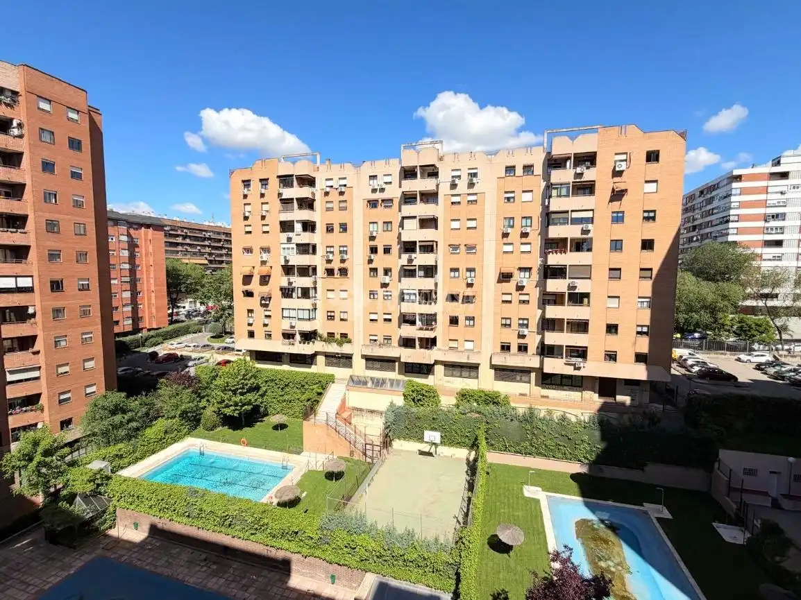 Außenansicht von Wohnung zum Verkauf in Madrid mit Heizung und Gemeinschaftspool