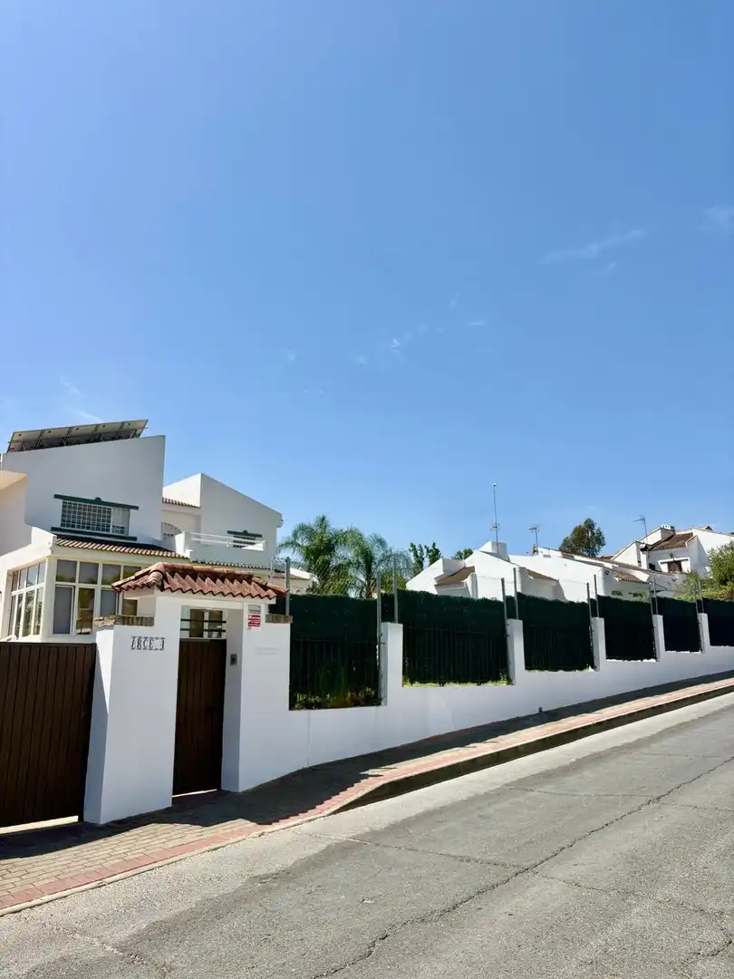 Vista exterior de Casa o xalet en venda en Aljaraque amb Aire condicionat, Calefacció i Jardí privat